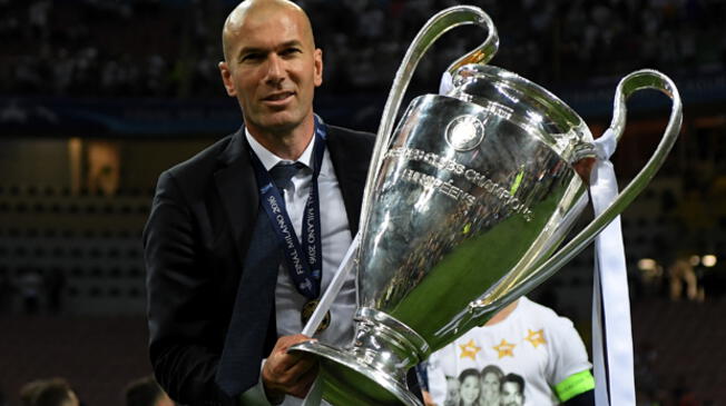 Zinedine Zidane con el título de la Champions League 2015-16.