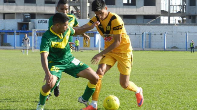 Sport Ancash y Cantolao durante un partido de la Segunda División 2016.