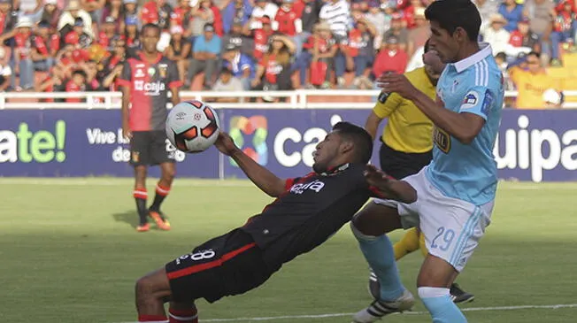Alexis Arias disputa un balón con Luis Abram en la primera final en Arequipa.
