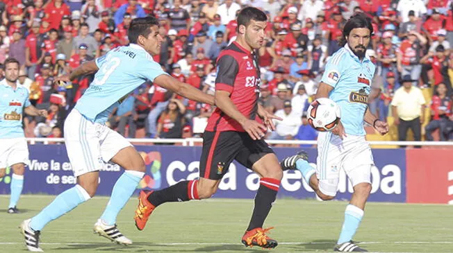 Luis Abram y Jorge Cazulo marcan a Bernardo Cuesta durante la final en Arequipa.