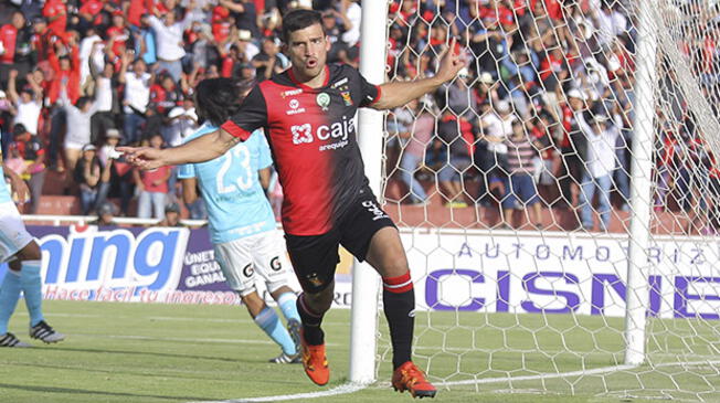 Bernardo Cuesta celebra su gol a Sporting Cristal.