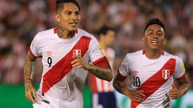 Paolo Guerrero y Christian Cueva celebran uno de los goles a Paraguay.