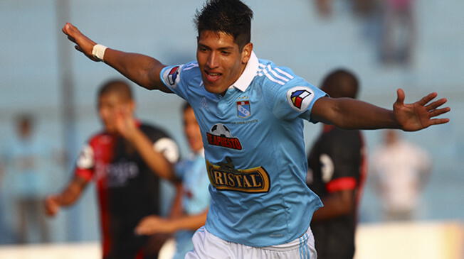 Alexis Cossio celebra un gol a Melgar en el Alberto Gallardo.