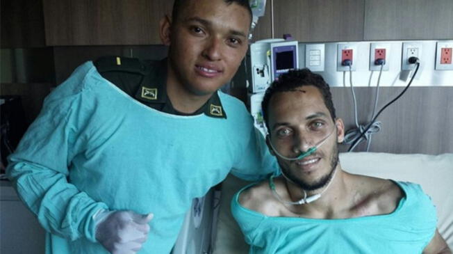 Hélio Neto con uno de los médicos que le salvó la vida.