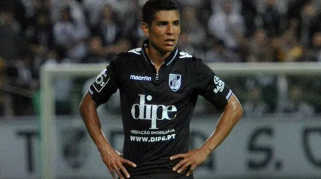 Paolo Hurtado durante un partido con Vitoria Guimaraes.