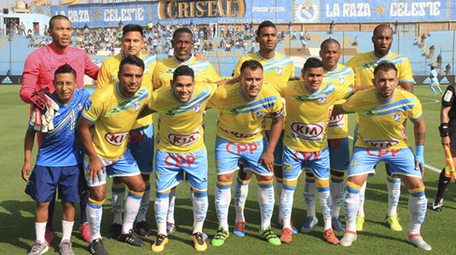 El equipo de La Bocana en un partido ante Sporting Cristal en el Alberto Gallardo.