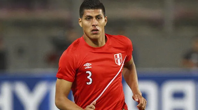 Hansell Riojas durante un partido de la Selección Peruana.