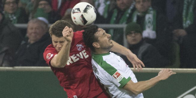 A Claudio Pizarro le faltó fortuna para anotar con el Werder Bremen. 