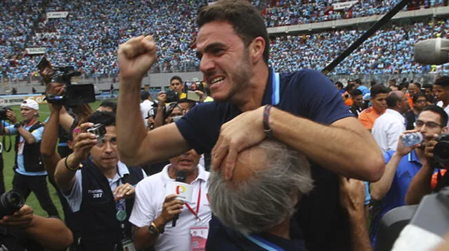 Mariano Soso cargado por el psicólogo Marcelo Márquez tras lograr título con Sporting Cristal.