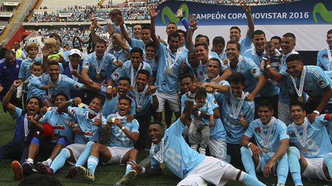 El plantel de Sporting Cristal celebra el 18° título nacional de su historia.