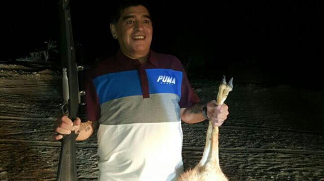 Maradona con una escopeta y la cría de Oryx árabe.