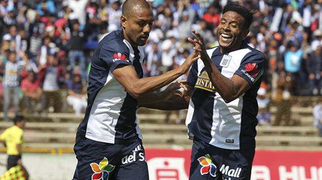 Luis Ramírez y Lionard Pajoy celebran un gol a Sport Huancayo.