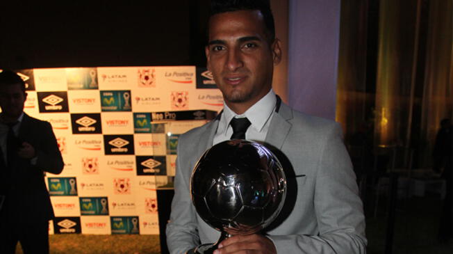 Miguel Trauco posa orgulloso con su trofeo a mejor jugador del Descentralizado 2016.