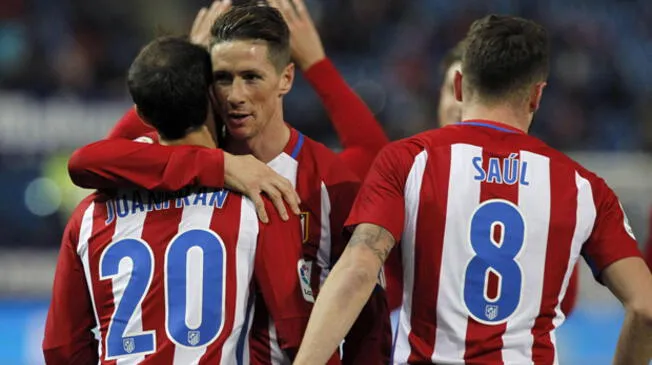 Fernando Torres celebra su gol con Juanfran y Saúl.