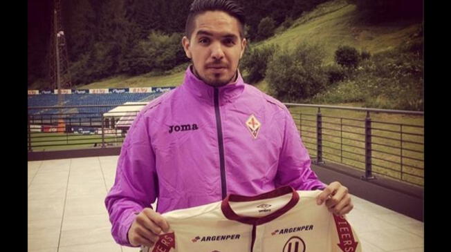 Juan Vargas posa con la camiseta de Universitario durante su etapa en Fiorentina.