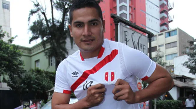 Diego Mayora posa con la camiseta de la Selección Peruana.