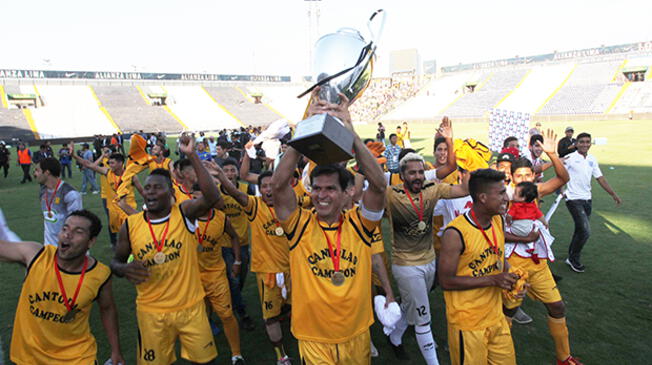 Cantolao celebra el título de la Segunda División en Matute.