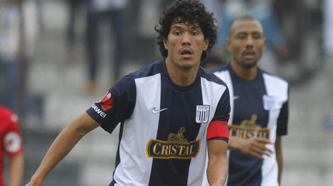 Óscar Vílchez durante un partido con Alianza Lima.
