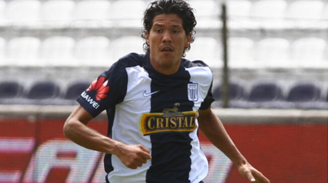 Óscar Vílchez durante un partido con Alianza Lima en Matute.
