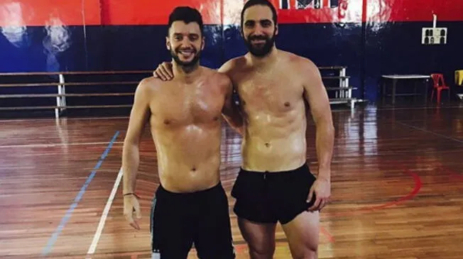 Gonzalo Higuaín no tenía el abdomen marcado y optó por "dibujárselo" con un programa de retoque.