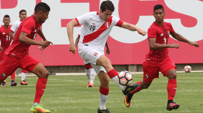 Adrián Ugarriza enfrenta a dos jugadores de Panamá en amistoso en la Videna.