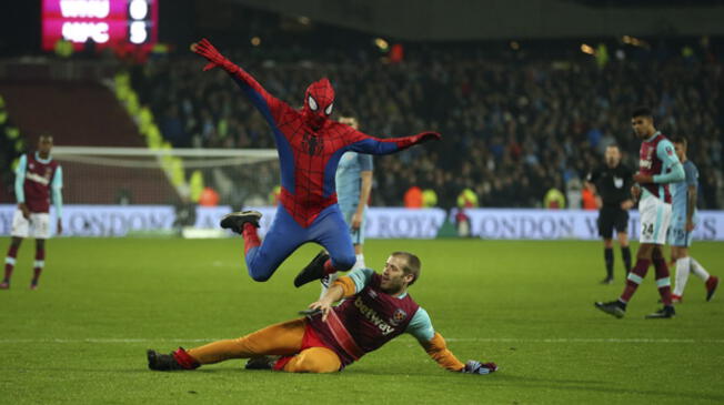 Durante el partido por la Copa FA, un aficionado disfrazado de Spiderman invadió el campo de juego y se robó el show. 