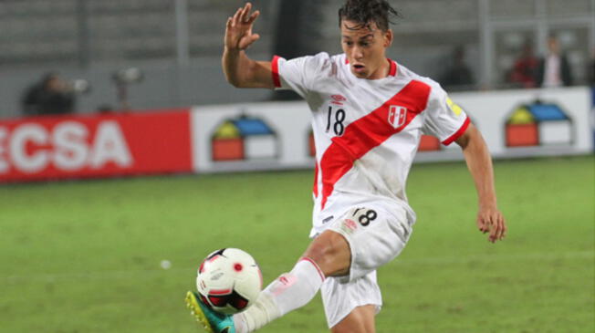 Cristian Benavente controla un balón en el Perú-Ecuador por Eliminatorias.