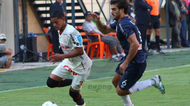 Kevin Quevedo enfrenta a Álvaro Ampuero durante un "U"-San Martin.