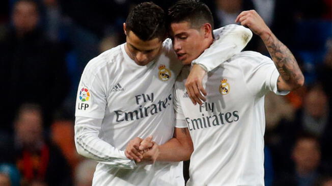Cristiano Ronaldo y James Rodríguez celebran un gol del Real Madrid.