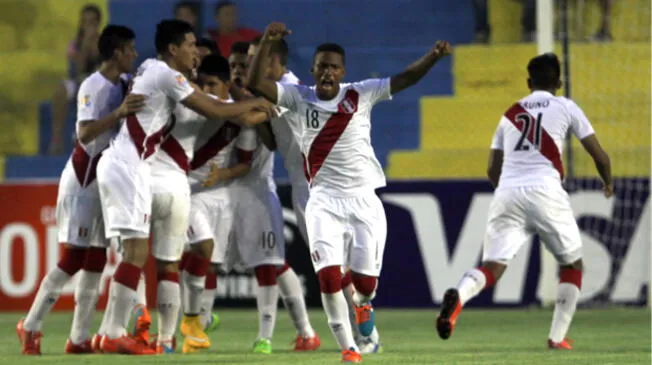 José Bolivar celebra un gol de Perú en el Sudamericano Sub-17 de 2015.
