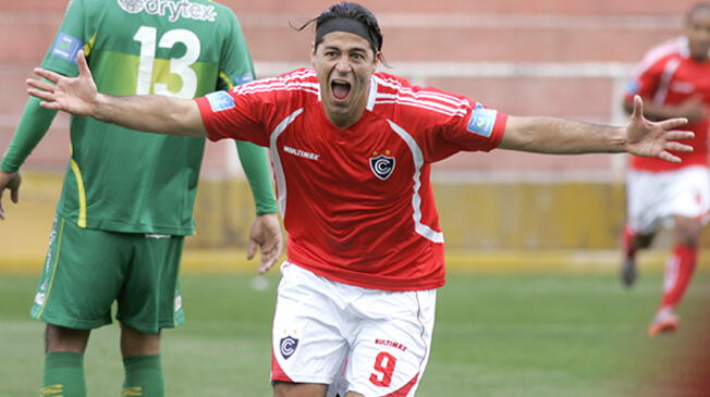 Sergio Ibarra celebra un gol durante su etapa en Cienciano.