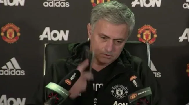 Un teléfono celular sonó en plena conferencia de José Mourinho y así reaccionó el portugués. 