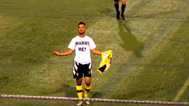 YouTube: futbolista le pide matrimonio a su novia en pleno partido y el árbitro reacciona así.