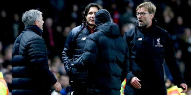José Mourinho y Jurgen Klopp protagonizaron una pelea en el Manchester United vs. Liverpool.