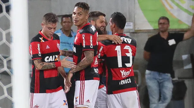 Paolo Guerrero, Miguel Trauco, Diego y Adryan celebran un gol del Flamengo.