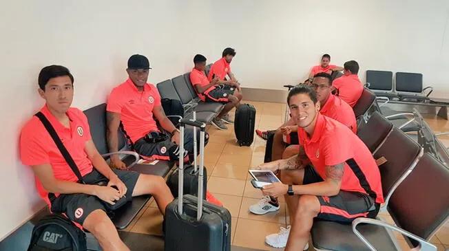 Los jugadores de Universitario en la sala de embarque del Aeropuerto Jorge Chávez.