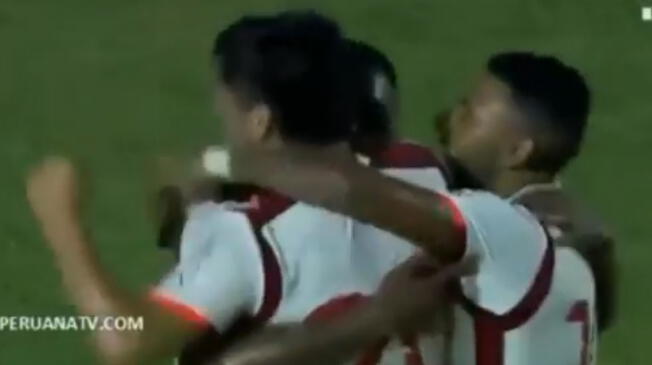 Diego Manicero celebra el tercer gol de Universitario con Luis Tejada y Alexi Gómez.