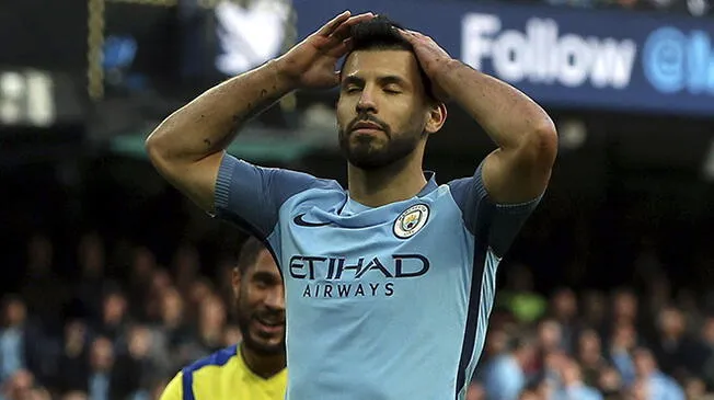 Sergio Aguero se lamenta durante un partido del Manchester City.
