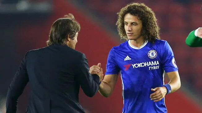 David Luiz saluda a Antonio Conte tras un partido del Chelsea.