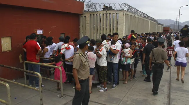 Los hinchas de Universitario comprando entradas en las boleterías del Monumental.