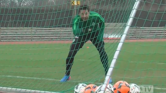 Claudio Pizarro interactúa con las cámaras del Werder Bremen.