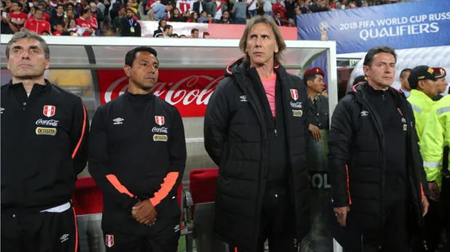 Ricardo Gareca y su comando técnico durante la entonación del himno en un partido de las Eliminatorias.