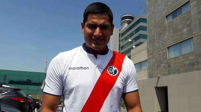Diego Mayora posa con la camiseta de su nuevo club.