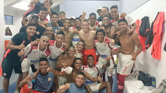 La Reserva de Universitario celebra el triunfo ante Alianza Lima.