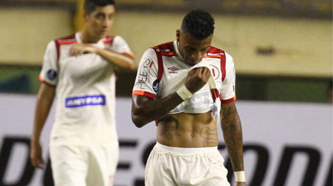 Alexi Gómez y Joaquín Aguirre se lamentan tras la eliminación de la "U" de la Libertadores.