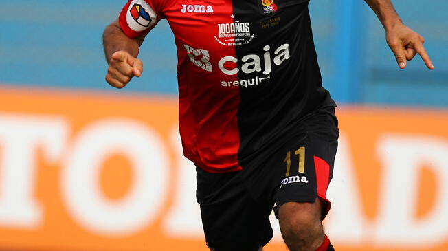 es capitán y goleador. es capitán y goleador.