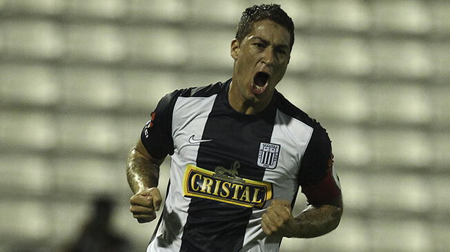 Walter Ibáñez celebra un gol con Alianza Lima.