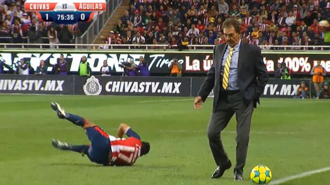 Ricardo La Volpe, DT del América, se metió a la cancha, le quitó el balón a jugador rival y se fue expulsado