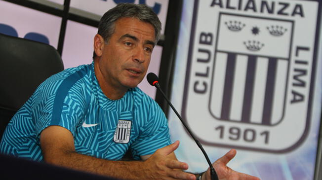 Pablo Bengoechea durante una conferencia de prensa de Alianza Lima.