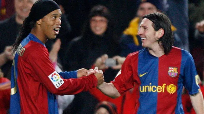 Ronaldinho y Lionel Messi coincidieron en el Barcelona durante la década pasada. 